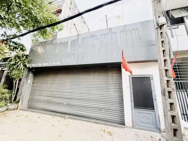 BÁN ĐẤT TẶNG NHÀ MẶT TIỀN LÊ SAO 8X19 ĐỐI DIỆN CV DOANH THU GẦN 200 CHỈ 19.X