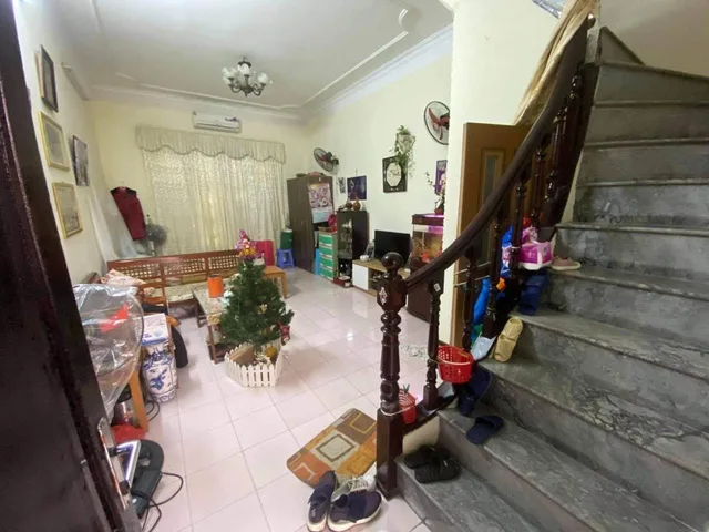 Bán TT Đống Đa, 80m 2 PN OTO đỗ chân cầu thang, 2 thoáng trước sau 3,75 Tỷ( Zalo: 0886789322)