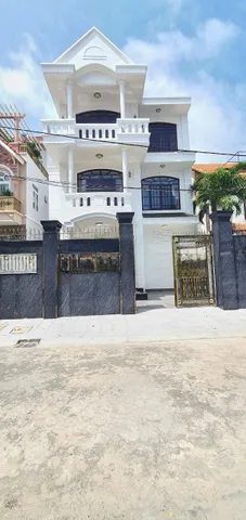 Bán biệt thự 1 trệt 2 lầu đẹp Lạc Long Quân, gần biển Bãi Sau