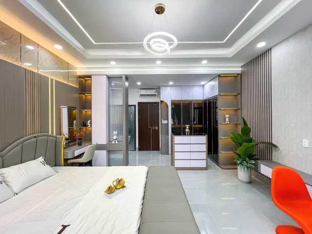Nắm Chủ
Nhà Trệt 2 Lầu Tuyệt Đẹp - Đường D13 Hồng Loan
❌❌ Giá : 6,5 tỷ
Diện tích: 5*16=80m2
Sổ hồng hoàn công
Hướng Đông Nam 
Lộ 20m (có đèn đường, có lối thoát hiểm 2m)
Kết cấu : 4 phòng ngủ ( có PN trệt và 2p Master full nội thất ), 1p thờ, 4WC, 