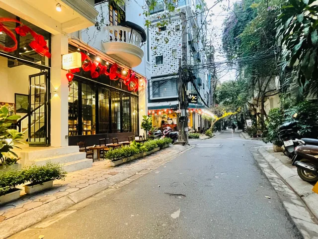 Bán nhà Phân Lô ngõ 47 Nguyên Hồng, 42m, OTO đỗ ngày đêm, 19,5Tỷ