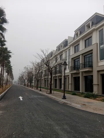 Shophouse khu đô thị , cực kỳ thích hợp để đầu tư hoặc về an cư. Shop bàn giao thô, hoàn thiện full mặt ngoài với các tiện ích như trung tâm tm , hồ điều hòa , sát ủy ban , sân vận động và các cảnh quan công viên, đáp ứng đầy đủ các  yếu tố điện đường trư