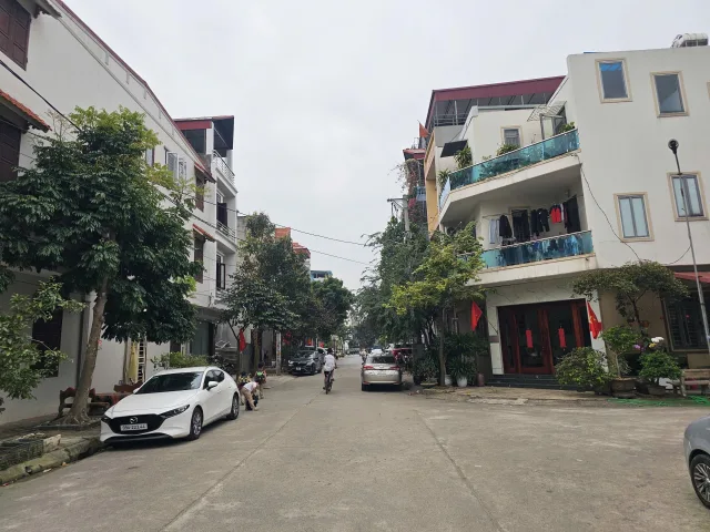 Bán 82.7m mặt tiền 4.2m đất mặt đường phan huy chú. Lô áp góc đường hoàng hoa thám. Phường võ cường tỉnh bắc ninh