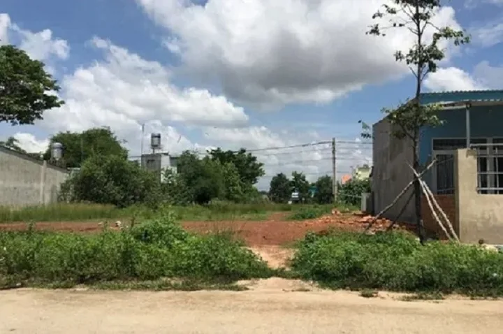 cần bán 1 nền đất thổ cư gần nhà số 20, đường liên xã 12m, vị trí đắc địa tiềm năng cao