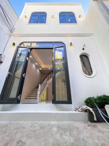 🏡Giá 2 tỷ 450 triệu🏡 Bán nhà trệt lầu xây mới hoàn công, full nội thất, hẻm 75 Hùng Vương, Phường Ninh Kiều, Tp Cần Thơ 
📞Sđt (zalo) 0793973136 Phát (để xem và thương lượng trực tiếp chủ nhà)
✅Diện tích: 4,85m x 6,42m (nở hậu 7,83m)
✅Pháp lý: Thổ cư Ho