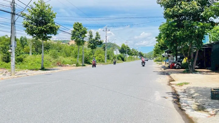 Bán đất tái định cư khu Đất Lành 75m2 giá 5 tỷ 400 mặt đường Phong Châu 22m2 TP Nha Trang.