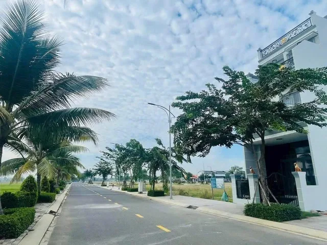 Bán gấp lô góc 2 mặt tiền đường, cách sân bay chỉ 4km.Giá 14triệu/m2-SHR.