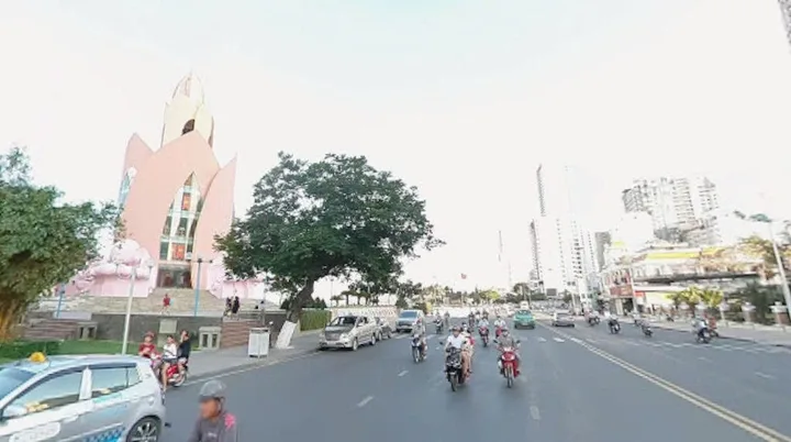BÁN NHÀ 4 TẦNG ĐỐI DIỆN VINCOM VÀ UB THÀNH PHỐ NHA TRANG CÁCH BIỂN 450m Ngang 6.95m