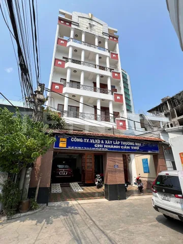 Toà nhà 1 trệt 1 lửng 5 lầu có thang máy, đường Bà Triệu ngay bến Ninh Kiều, TP. Cần Thơ.