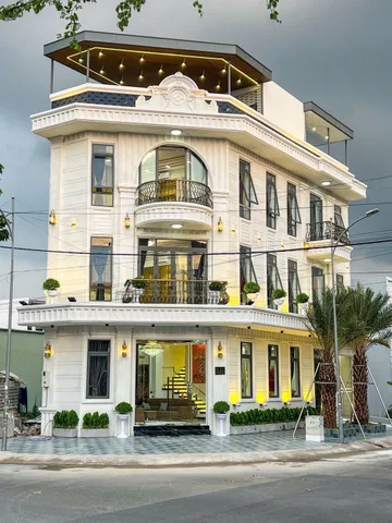 ⭐️CĂN GÓC SANG TRỌNG KDC HỒNG LOAN
🔥 NHÀ 1 TRỆT 2 LẦU SÂN THƯỢNG – GÓC 2 MẶT TIỀN D17 & D14
💰 Giá bán: 10 tỷ 500 triệu (thương lượng)
📐 Diện tích: 6m × 17m = 94m²
⚖️ Pháp lý: Sổ hồng hoàn công
🧭 Hướng: Tây Bắc – Tây Nam
🏠 Kết cấu & công năng:
 • Ph