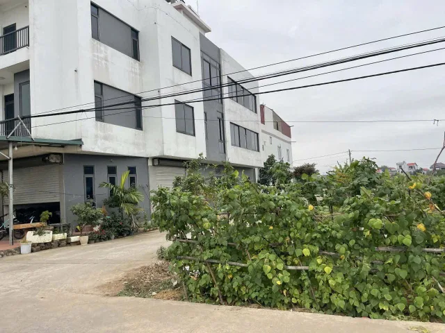 💁💁Cc gửi bán lô đất tại TDP DÕNG, p. Tân Tiến, t. Bắc Ninh
👉👉Lô góc, đất đấu giá có hành lang
👉👉Diện tích 98m,gần trạm y tế, gần công an phường, gần 👉👉trường học mầm non, cấp 1,2 
👉👉Kinh doanh buôn bán sầm uất
🌹🌹Giá 4tyxx
☎️☎️Lh em Thanh 0326590859