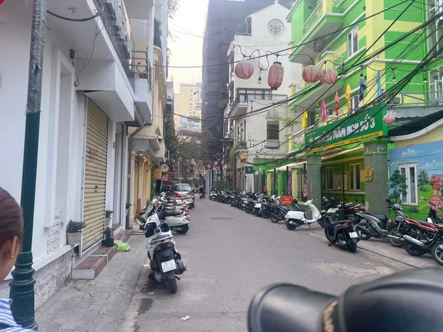 🏠 NHÀ CHÍNH CHỦ MÌNH CẦN CHO THUÊ NHÀ 6 TẦNG – NGÕ HÀNG BÚN, BA ĐÌNH
📍 Vị trí: Ngõ Hàng Bún, quận Ba Đình, trung tâm Hà Nội – phố cổ, đi lại thuận tiện.
🔹 Diện tích: 22m² × 6 tầng
🔹 Nhà mới, sạch sẽ, phù hợp ở gia đình nhỏ hoặc nhóm bạn / kinh doanh ho