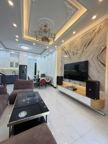 Bán nhà cực đẹp trung tâm phố, nhà xây kiên cố, nội thất hiện đại