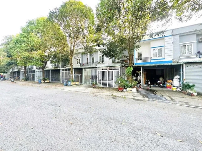 HOT ! Dãy nhà trọ 300m2 gần chợ đêm Bàu Bàng: thu nhập 14 tr SHR