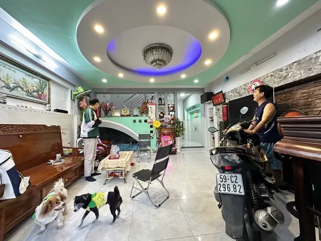🏡 NHÀ 3 TẦNG – 100m² – QUẬN 8
💰 Giá: 7.5 TỶ

✨ Diện tích: 5 × 20m (100m²)
🏠 3 tầng kiên cố – 5PN 5WC
✅ Có phòng ngủ tầng trệt tiện cho người lớn tuổi

🚶‍♂️ Hẻm ba gác sạch – cách xe hơi 30m
📍 Khu dân cư yên tĩnh, an ninh – gần chợ, trường học

💡