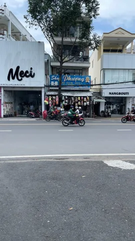 💰 GIÁ BÁN: 12,5 TỶ
💥 NHÀ HIẾM TRONG TẦM GIÁ NÀY💥
NHÀ 4 TẦNG MỚI ĐẸP MẶT TIỀN ĐƯỜNG MẬU THÂN TRUNG TÂM TP CẦN THƠ
- Vị trí: nằm trên đoạn giữa 30/4 và Trần Hưng Đạo, rất sầm uất
- Diện tích: ngang 5,9m x dài 8m = 40m2 ( hậu 4,16m)
- Lộ giới: 30m ( lề 
