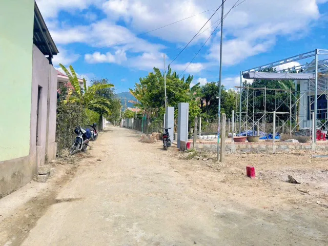 Đất nhà Diên An cắt bán Dt 157m có sẵn 113,8m thổ cư giá 2tỷ2 cách Nha Trang 10ph đi xe