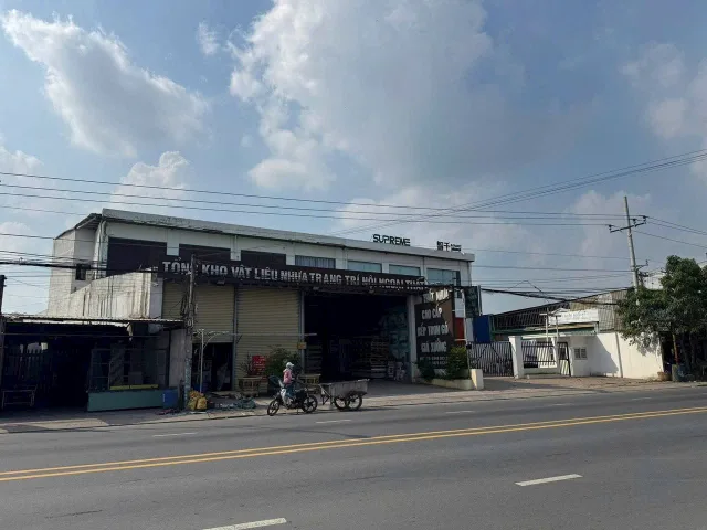 Bán xưởng mặt tiền đường Tỉnh Lộ 824 xã Mỹ Hạnh Nam huyện Đức Hòa, tỉnh Long An, DT: 2122m2.