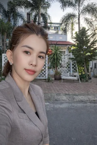 BIỆT THỰ PHỐ KDC INTRESCO – BÌNH HƯNG- BÌNH CHÁNH

💰 Giá: 17 Tỷ (TL)
📐 DT: 242m² (11×22)

✨ Kết cấu:
	•	1 trệt + lửng + 1 lầu + sân thượng
	•	5PN – 6WC
	•	Sân vườn rộng, đậu ô tô

📍 Đường 12m – vừa ở vừa kinh doanh
🌿 Gần hồ sinh thái, không khí