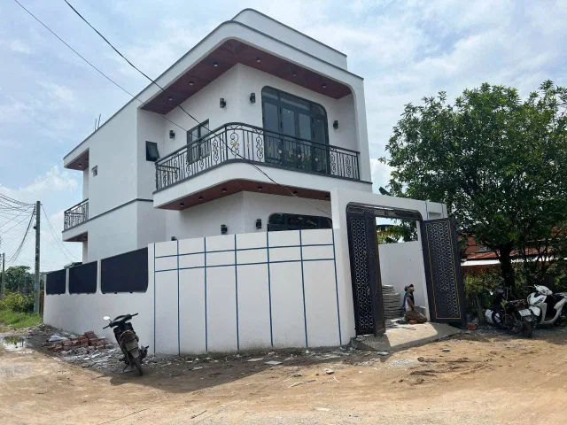 Bán nhà 2 mặt tiền xã Mỹ Hạnh Bắc dt 108m2 1 lầu 2pn,2wc , sân oto đã hoàn công giá 2,75 tỷ