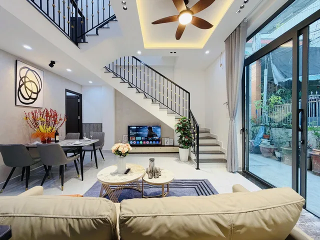 🔥 CĂN NHÀ NÀY KHÔNG DÀNH CHO NGƯỜI CHẦN CHỪ

Chủ nhà vừa hoàn thiện xong, chưa kịp ở ngày nào… nhưng cần tiền gấp để vào dự án Vinhomes Hải Vân Bay nên đành bán nhanh.

🏡 Nhà mới 100% – đẹp như hình, dọn vào ở ngay
📍 Sát Hà Huy Tập, chỉ vài bước chân