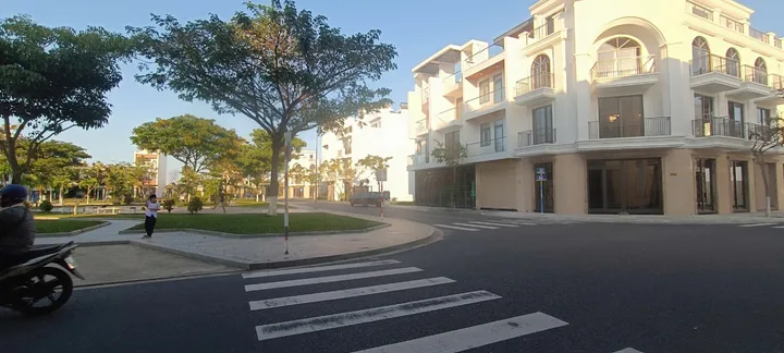 CĂN GÓC VIEW CÔNG VIÊN – NHÀ PHỐ VCN PHƯỚC LONG 2 NHA TRANG – 134.5M², GIÁ F0, CK 4%