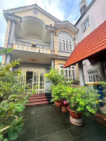 BIỆT THỰ SÂN VƯỜN, 210 M, 2 TẦNG  NGAY PHẠM VĂN ĐỒNG, THỦ ĐỨC, CÁCH SÂN BAY CHỈ 10 KM