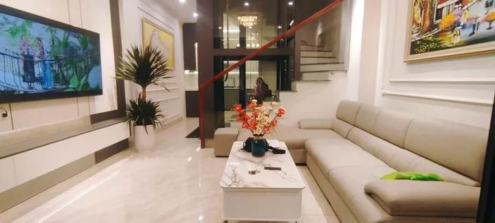- Xã Đàn - Trung Phụng . Nhà xây 5 tầng thang máy. Gần ô tô. Trước nhà 3m. DT 45 MT 4,5. Giá 13,8 tỷ
