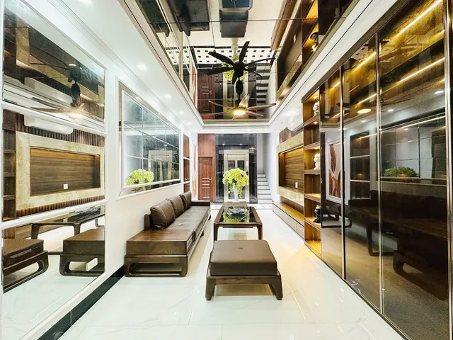 - Mặt ngõ thông KD Ngọc Khánh - Ba Đình. 6 tầng thang máy DT 55m MT 5m. Giá 15,8 tỷ