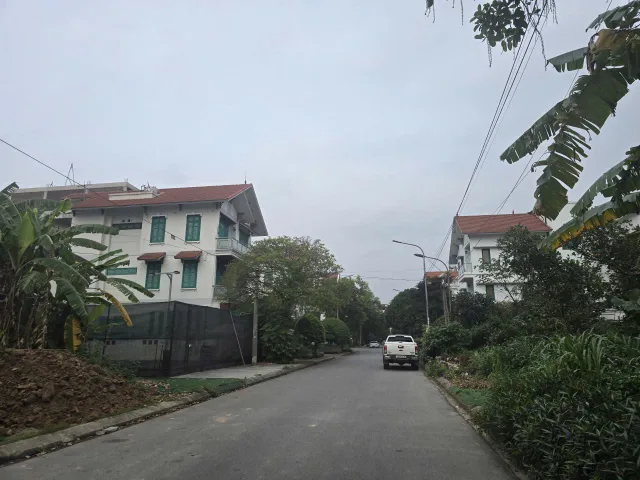 Bán đất biệt thự dãy OBT4 khu đô thị đại hoàng long. Mặt đường lý thánh tông. Diện tích 345m mặt tiền 15m hướng đông nam. Phường võ cường tỉnh bắc ninh