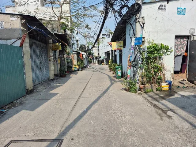 Bán nhà 3 Tầng, Hẻm ôtô Thông, DT: 76,3m² có sẵn 70m² thổ cư ngang 4,5m giá 6.4 tỷ tại Phường Bình Tân