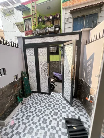 NHÀ PHẠM THẾ HIỂN – Q8
📐 3.3 x 20m, nở hậu 5.6m – DT đất 74,2m²
🏠 3 lầu + sân thượng, DTSD 189m²
✨ 7PN – 7WC – phòng thờ – NLMT
🚗 Cách mặt tiền 30m, hẻm thông nhiều hướng
📍 Gần chợ, trường học, TTTM – ra Q1 rất gần
📜 Sổ hồng chính chủ – hỗ trợ vay n