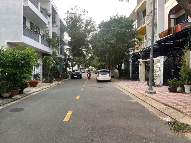 Lô 80m² , đường số 10, cách công viên chỉ vài bước chân, lô sạch đẹp, sát bên đường số 13.