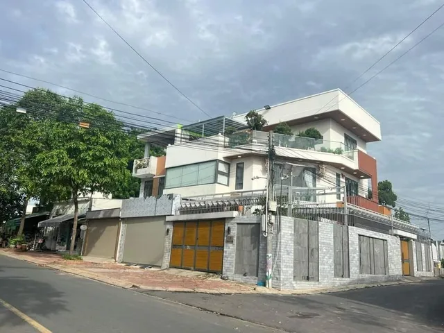 Bán nhà 237.7m² có sẵn 110m² thổ cư ngang 13.5m giá 15.5 tỷ tại Phường Thủ Dầu Một