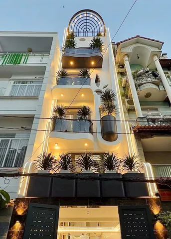 Chính chủ cần bán Phan Văn Trị, phường 5, quận Gò Vấp. Diện tích 60m2. Giá 2 tỷ 7. Hợp đồng thuê 25tr/ tháng. Hẻm xe hơi 6m. Sổ hồng riêng chính chủ.
