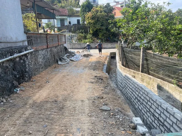 BÁN ĐẤT HÀ TRUNG SAU ĐÔNG Y CỘT 8,HẠ LONG Full Xây Dựng : 1396,7m2