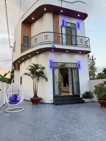 Bán căn nhà mặt đường Cây Duối xã Diên AN sân để được 2 -3 ô tô.
⚡️Diện tích: sổ 139m2 , ngang 6.7m. Diện tích sàn 110m2 ( 78m qh giao thông)
⚡️sổ riêng ,có giấy phép xây dựng, điện - nước đầy đủ.