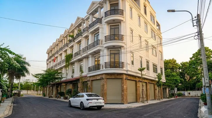NHÀ ĐẸP 5 TẦNG KHU PHÂN LÔ ĐỒNG BỘ GẦN VẠN PHÚC CITY 52M2 SHR GIÁ 8.9 TỶ TL