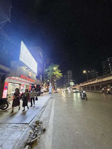 BÁN TÒA NHÀ MẶT ĐƯỜNG NGUYỄN TRÃI. 180M2 XÂY 5 TẦNG. THANG MÁY. 21 PHÒNG KHÉP KÍN.