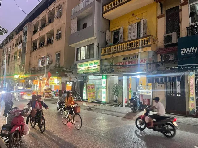 Bán nhà 5 tầng mặt phố Xa La, 120m2, mặt tiền rộng 8m, 2 mặt đường, vị trí đẹp, kinh doanh sầm uất, gía 37.5 tỷ