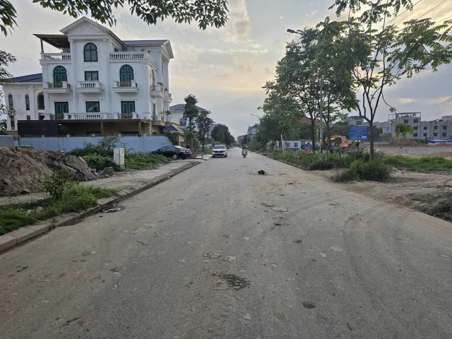 Bán đất biệt thự dãy OBT24 nhìn giữa hồ điều hoà khu đô thị đại hoàng long. Diện tích 270m mặt tiền 15m hướng tây bắc. Phường võ cường tỉnh bắc ninh