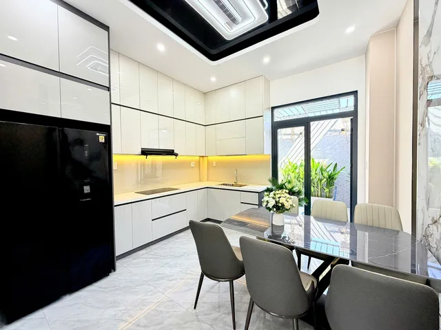 Bán nhà HXH Hà Huy Giáp, 4x25m, 1 trệt 2 lầu, sân đậu ô tô rộng rãi, MT sông cực mát