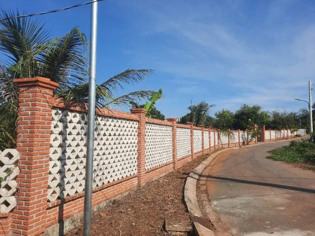 Bán đất đẹp có 150m thổ cư. 
Xây dựng tường rào đẹp