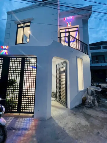 BÁN NHÀ 2 TẦNG  – PHƯỜNG VĨNH HẢI, TP. NHA TRANG 
- Diện tích đất: 53,5 m² nhà đã  hoàn công 
-Nhà 2 lầu kiên cố, còn mới – có thể dọn vào ở ngay.
-Kết cấu: 1 trệt, có phòng khách, bếp, 3 phòng ngủ, 2 toilet.