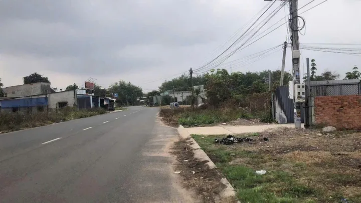 Bán đất 230m² có sẵn 100m² thổ cư ngang 5m giá 975 triệu tại Phường Chơn Thành