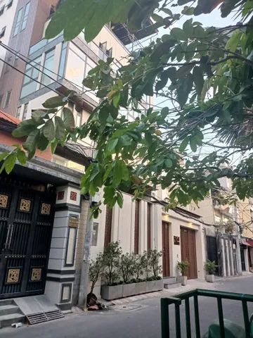 Hẻm xe hơi Lê Văn Sỹ - Bùi Thị Xuân. Gần vòng xoay Lăng Cha Cả - Hoàng Văn Thụ.