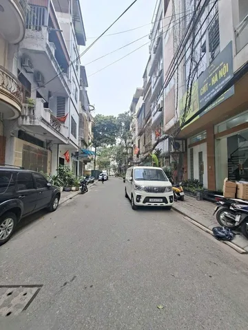 - Tây Sơn. Nút giao Chùa Bộc - Thái Hà. Phân lô ô tô tránh đỗ ngủ trong nhà. Có vỉa hè. Phù hợp ở KD VP. Nhà xây 5 tầng thang máy. DT 60m MT 4,1m.