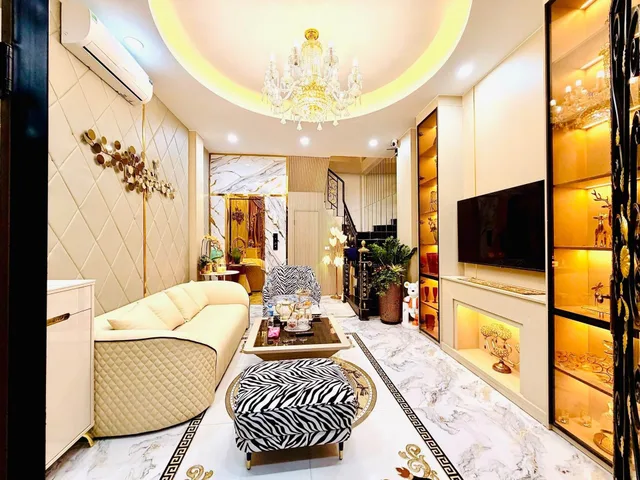 Bán Nhà Hoàng Mai - Giá 9.95 Tỷ - DT 35m - MT 4m. Cách Phố Hoàng Mai Một Vài Bước Chân. Gần Sát Chợ Mơ, Trương Định. Gần Trường Bách Khoa, Xây Dựng, Kinh Tế...