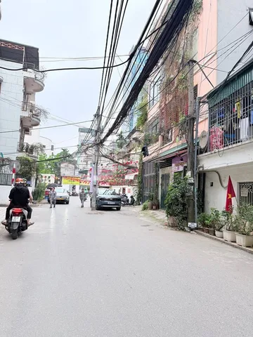 - Láng Hạ - Đ. Đa. Khu phân lô ô tô vào nhà. Gần phố. Nhà dân xây với DT 90m 3 tầng MT 5,5m