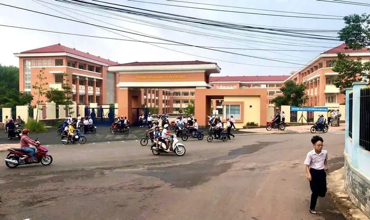 Nhà 1 trệt 1 lầu mới Phú Hoà đang hoàn thiện ngay cổng trường Cấp 2 Phú Hoà 2 đi bộ mấy bước chân